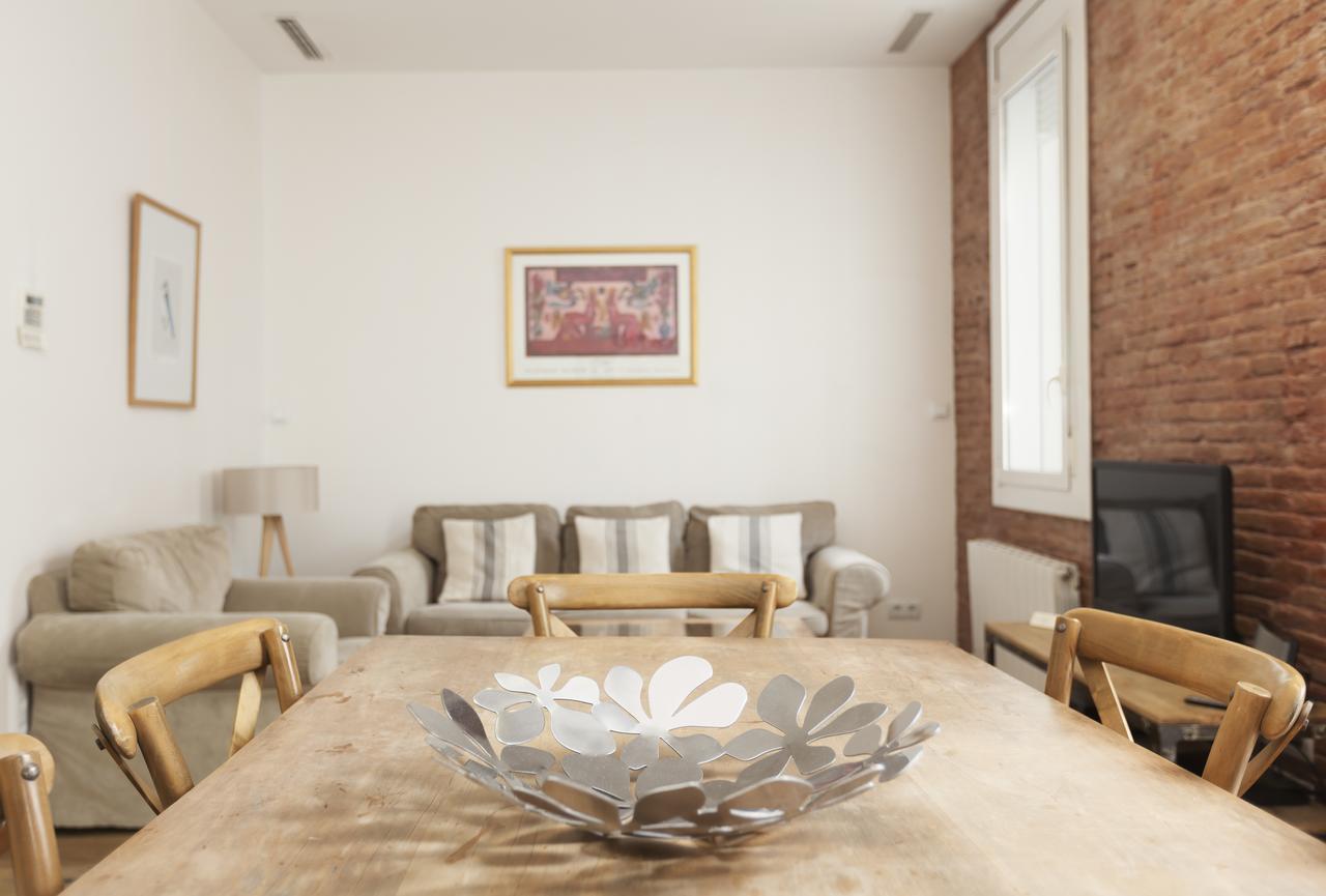 Akira Flats Roger De Flor Chic Apartment — Photos 3